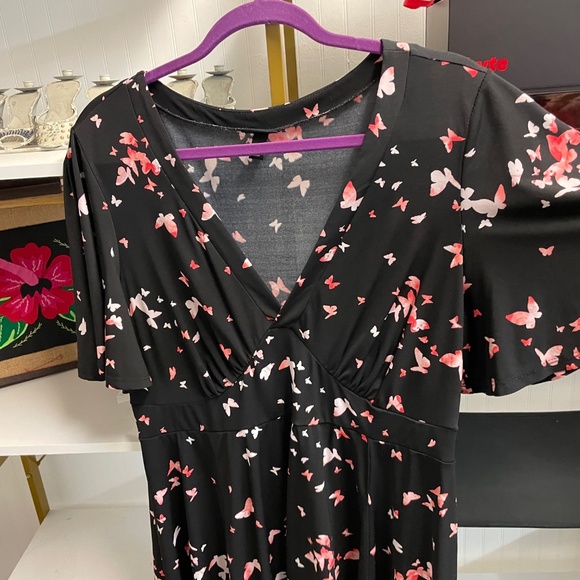 Plus size dress with sleeves - Picture 3 of 6